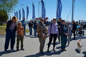 Uczestnicy apelu z okazji otwarcia sezonu w Ośrodku Żeglarstwa i Sport&oacute;w Wodnych Uniwersytetu Morskiego w Gdyni