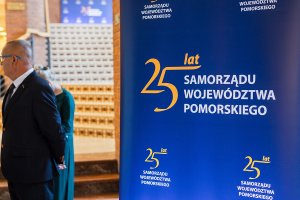 na zdjęciu baner z napisem 25 lat samorządu województwa pomorskiego