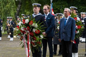 Kwiaty przed pomnikiem Ofiar Katynia złożyła delegacja gdyńskich samorządowców: Jakub Ubych - wiceprzewodniczący Rady Miasta Gdyni (po lewej) oraz radny Zenon Roda (po prawej) // fot. Kamil Złoch