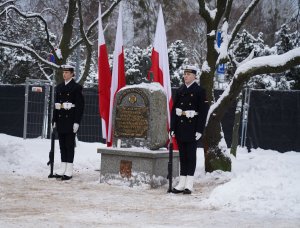 Pomnik Armii Krajowej znajduje się w Gdyni na Skwerze Kościuszki 