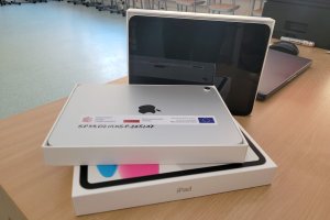 W grudniu do szk&oacute;ł w Gdyni dotarły pierwsze laptopy i tablety dla uczni&oacute;w w ramach dofinansowania z KPO (fot. SP 39  w Gdyni)