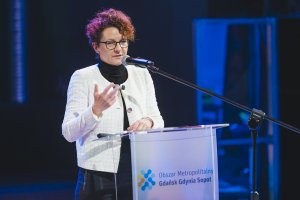 Magdalena Czarzyńska-Jachim, p.o. prezydenta Sopotu przy mikrofonie