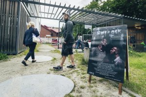 Widzowie w dorodze na spektakl