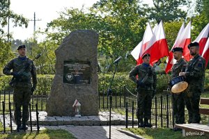 Posterunek honorowy oraz trębacz i werblista przy Obelisku Obrońc&oacute;w Kępy Oksywskiej na Babich Dołach podczas uroczystości z okazji 87. rocznicy zakończenia walk w obronie Kępy Oksywskiej 