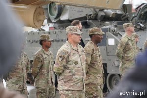 Żołnierze z 598. Brygady Transportowej US Armym obok pojazdy wojskowe