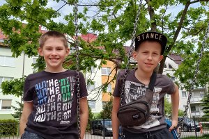 Dzieci i dorośli na placu zabaw