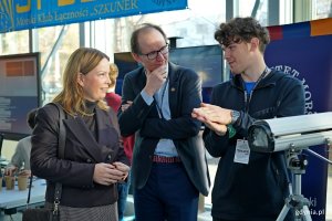 Wiceprezydentka Gdyni Oktawia Gorzeńska, Aleksander Anikowski z Centrum Nauki Experyment i Adrian Woźniak – członek koła międzywydziałowego „Szkuner” Uniwersytetu Morskiego w Gdyni przy stoisku na ScienceCom 2025 