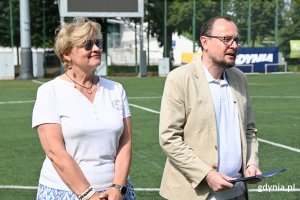Gdyńskim rugbystkom w imieniu władz miasta pogratulowali Teresa Bysewska, przewodnicząca Komisji Sportu, Turystyki i Rekreacji w Radzie Miasta Gdyni oraz Mariusz Bzdęga, dyrektor zarządzający ds. kultury i aktywności mieszkańc&oacute;w. (fot. Łukasz Kamasz)