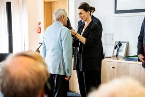 Jubileusz 90-lecia Izby Bawełny w Gdyni – odznaczenia wręcza wojewoda pomorska Beata Rutkiewicz (fot. Kamil Złoch)