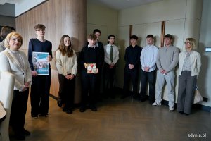 Grupa uczni&oacute;w gdyńskich szk&oacute;ł, kt&oacute;rzy uczestniczyli w rejsie z okazji stulecia miasta na &bdquo;Pogorii&rdquo; wraz z opiekunami podczas spotkania w Urzędzie Miasta Gdyni 