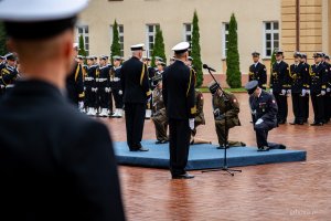 Uroczystość promocji na stopnie oficerskie dla absolwentów kursów oficerskich na Akademii Marynarki Wojennej w Gdyni (fot. Kamil Złoch)