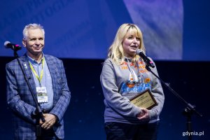 Joanna Rathe otrzymuje nagrodę za najlepsze zdjęcie wystawy „FOTOGLOB" 2025  (fot. Karol Stańczak)