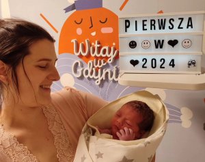Mama z noworodkiem na rękach.