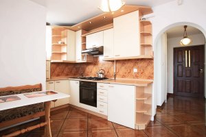 Apartament Świat Turysty, kuchnia z jadalnią