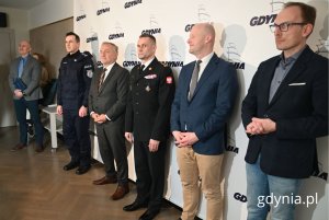 Na zdjęciu (od lewej): Rafał Klajnert, sekretarz miasta, dyrektor Urzędu Miasta, insp. Sławomir Pachura, komendant miejski policji w Gdyni, Wojciech Szczurek, prezydent Gdyni, komendant miejski PSP bryg. Marcin Nowak, Bartosz Bartoszewicz, wiceprezydent Gdyni, Jakub Ubych, wiceprzewodniczący Rady Miasta Gdyni (fot. Magdalena Starnawska)