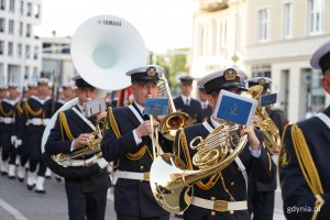 Przemarsz z udziałem Orkiestry Reprezentacyjnej Marynarki Wojennej pod Pomnik Polski Morskiej (fot. Karolina Szypelt)