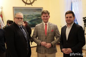 Razem stoją: wiceprezydent Gdyni Maciej Zielonka, Adam Labuhn z biura posła Rafała Siemaszki i dr Wojciech Wosek, wykładowca WSAiB