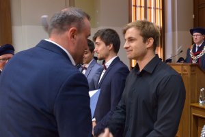 na zdjęciu uśmiechnięci ludzie