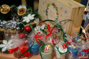 Zapakowane upominki ułożone na stoliku