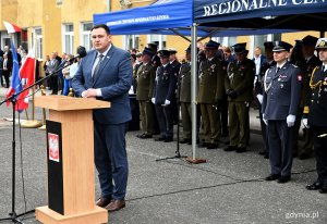 Na zdjęciu okolicznościowe wystąpienie Łukasza Kobusa