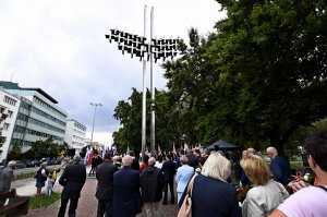 Uroczystości pod pomnikiem Ofiar Grudnia '70 przy Urzędzie Miasta Gdyni // fot. Kamil Złoch