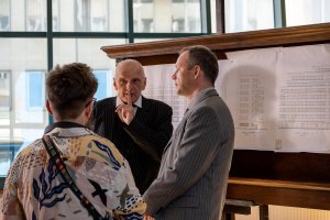 Na planie filmu: reżyser Sebastian Szewczykowski oraz aktorzy: Lesław Żurek i Andrzej Śledź