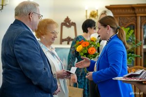 Prezydent Aleksandra Kosiorek wręcza medal jubilatom 