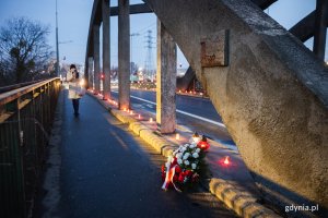 Od lat wczesnym rankiem 17 grudnia drogę do Pomnika Ofiar Grudnia &rsquo;70 w Gdyni Stoczni rozświetlają setki zniczy (fot. Karol Stańczak)