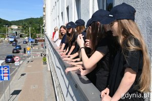 Prezydent Gdyni Aleksandra Kosiorek wraz z wokalistkami z zespołu wokalnego „Kropki” (fot. Magdalena Starnawska)