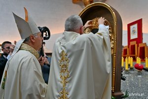 abp Salvatore Pennacchio – nuncjusz apostolski w Polsce i ks. Edmund Skalski - proboszcz parafii pw. Najświętszej Maryi Panny Królowej Polski koronują obraz Matki Bożej Pocieszenia // fot. Magdalena Czernek