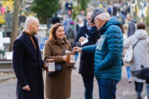 Od prawej: Jakub Ubych - wiceprzewodniczący Rady Miasta Gdyni i radna miasta Anna Szpajer podczas kwesty na rzecz gdyńskiego hospicjum 