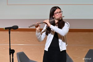 Galę Srebrnego Śledzia uświetnił pokaz muzyczny. Kobieta gra na flecie poprzecznym
