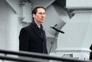 Poseł Kacper Płażyński przemawiający podczas oficjalnych uroczystościach z okazji 100. rocznicy nadania Gdyni praw miejskich