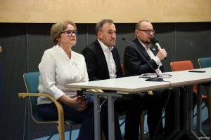 Na zdjęciu (od lewej): radna miasta Teresa Bysewska, wiceprezydent Gdyni Tomasz Augustyniak i dyrektor zarządzający ds. kultury i aktywności mieszkańc&oacute;w Mariusz Bzdęga