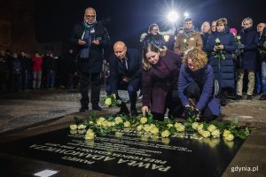 Kwiaty składają: Aleksandra Kosiorek, prezydent Gdyni, Tomasz Gałązka, dyrektor zarządzający ds. inwestycji oraz Magdalena Czarzyńska-Jachim, prezydentka Sopotu (fot. Karol Stańczak)