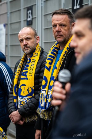 Arkadiusz i Sebastian Kupcewiczowie. Symboliczne odsłonięcie tablicy z nazwą placu Janusza Kupcewicza przy Stadionie Miejskim w Gdyni (fot. Kamil Złoch)