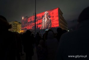Mapping 3D na fasadzie Urzędu Miasta Gdyni - &bdquo;Zaczęło się od morza. Baśniowa opowieść o Gdyni&rdquo; (fot. Paweł Budziński)