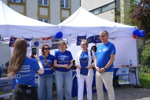 Oosby w niebieskich koszulkach