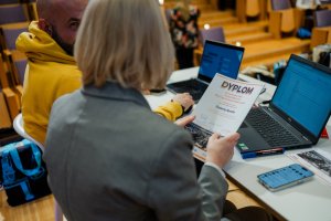 Przygotowywanie dyplomów dla finalistów Konkursu Wiedzy o Gdyni / fot. Uniwersytet WSB Merito Gdynia