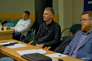 Od prawej: Szymon Lepper i Piotr Frąckowiak - członkowie Rady ds. Mężczyzn oraz radny miasta Dominik Aziewicz podczas drugiego posiedzenia Rady ds. Mężczyzn 