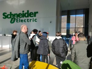 Grupa uczniów w hali montażowej