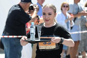 Podczas Kulinarnej Świętojańskiej nie zabrakło kluczowego punktu programu - Biegu Kelner&oacute;w. Na zdjęciu uczestnicy kategorii Profesjonaliści 