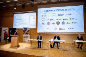 Przewodnicząca Joanna Zielińska przemawia do uczestników finału Konkursu Wiedzy o Gdyni / fot. Uniwersytet WSB Merito Gdynia