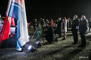 Prezydent RP Andrzej Duda wraz z przedstawicielami rodzin zamordowanych w grudniu 1970 roku składa wieniec przed pomnikiem Ofiar Grudnia '70 // fot. Karol Stańczak
