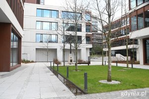 Nowe budynki Gdynia Waterfront i zabytkowy Krzyż Rybacki