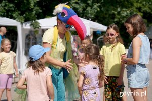 ludzie bawią się na festynie