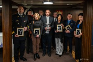 Laureat i członkowie kapituły nagrody im. komandora Macieja Janiaka (fot. Kamil Złoch)