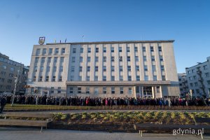 Uczestnicy Gdyńskiej Drogi Krzyżowej przechodzący w procesji przy budynku Urzędu Miasta Gdyni