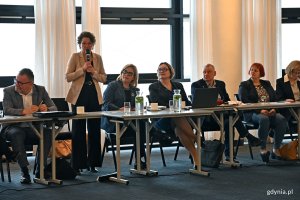 Magdalena Czarzyńska-Jachim – prezydentka Sopotu i skarbniczka Związku Miast Polskich, Oktawia Gorzeńska – wiceprezydent Gdyni i wiceprzewodnicząca Komisji Edukacji Związku Miast Polskich, Beata Chrzanowska – wiceprezydent Słupska i przewodnicząca Komisji Edukacji Związku Miast Polskich oraz inni członkowie komisji podczas obrad w Gdyni