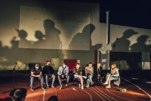 Grupa aktorów na scenie